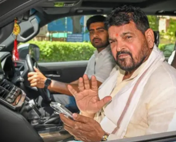 بی جے پی کے سینئر لیڈر برج بھوشن شرن سنگھ خواتین پہلوانوں کے جنسی ہراسانی کیس میں بری بی جے پی کے سینئر لیڈر برج بھوشن شرن سنگھ خواتین پہلوانوں کے جنسی ہراسانی کیس میں بری
