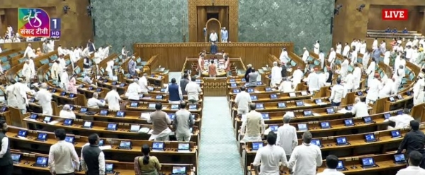 ہنگامے کے دوران لوک سبھا میں دو بل پیش،کارروائی ملتوی ہنگامے کے دوران لوک سبھا میں دو بل پیش،کارروائی ملتوی