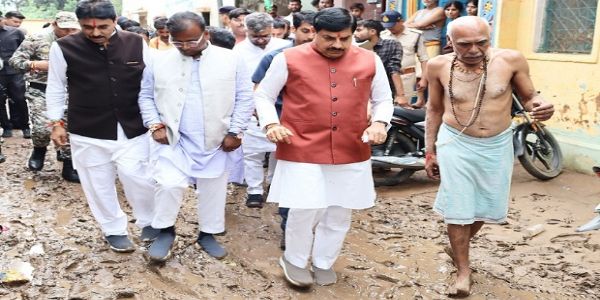 مدھیہ پردیش کے وزیر اعلیٰ نے چترکوٹ میں سیلاب متاثرہ علاقوں کا پیدل دورہ کر کے نقصان کا جائزہ لیا