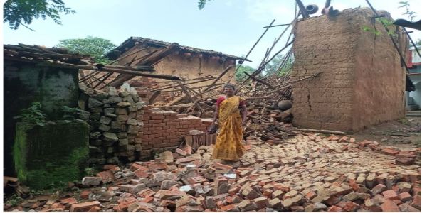 موسلا دھار بارش سے دو غریب خاندانوں کے مکانات زمیں بوس