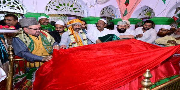 وزیر اعلیٰ ہیمنت سورین نے رسالدار بابا کے 219ویں عرس میں چادر چڑھائی، امن و سکون کے لیے دعا مانگی