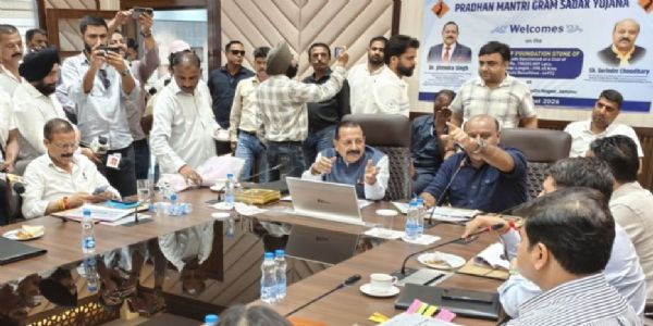 مرکزی وزیرڈاکٹر جتیندر سنگھ نے ادھم پور میں110 سڑک منصوبوں کا سنگ بنیاد رکھا