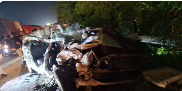 نوئیڈا میں بے قابو ٹرالا ڈیوائیڈر توڑ کر کار سے ٹکرایا، باپ بیٹے سمیت چار افراد جاں بحق