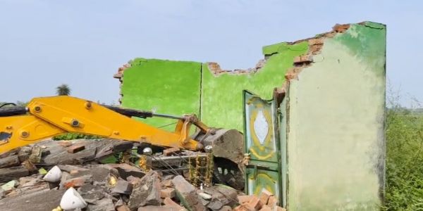 سنبھل میں سرکاری زمین پر تعمیر غیر قانونی مزار منہدم، بھاری تعداد میں پولیس اور پی اے سی تعینات