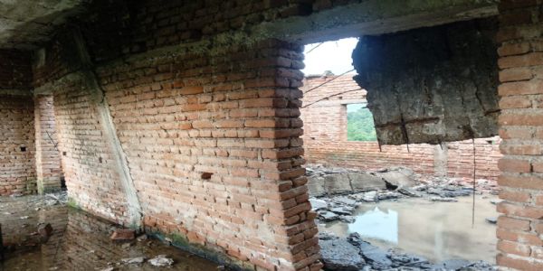 جھارکھنڈ میں ایک اسکول کی چھت اچانک گری، 35 بچے بال بال بچ گئے