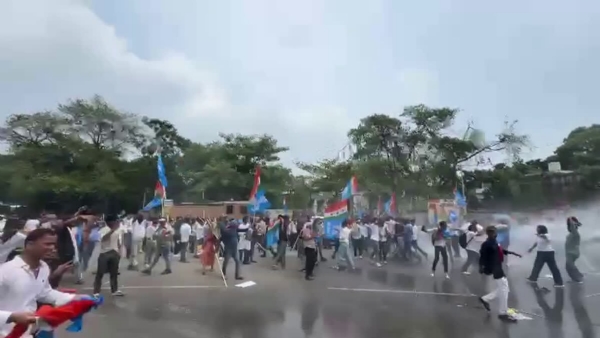 پٹنہ میں پیپر لیک اور روزگار کے مسائل پر طلباء کا احتجاج، پولیس نے کیا واٹر کینن کا استعمال پٹنہ میں پیپر لیک اور روزگار کے مسائل پر طلباء کا احتجاج، پولیس نے کیا واٹر کینن کا استعمال