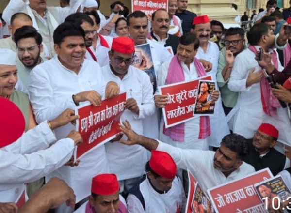 UP-VS-SP-MLA-PROTEST-SESSION