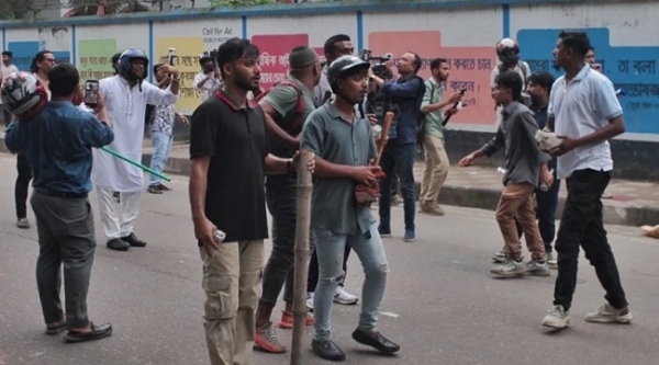 بنگلہ دیش کے دارالحکومت ڈھاکہ میں چار اگست کو بخش بازار میں واقع ڈھاکہ عالیہ مدرسے میں بنگلہ دیش جاتیہ وادی چھاترو دل (جے سی ڈی) اور اسلامی چھاترو شبیر کے کارکنوں کے درمیان جھڑپ میں کئی لوگ زخمی ہو گئے۔ فوٹو: ڈھاکہ ٹریبیون بنگلہ دیش کے دارالحکومت ڈھاکہ میں چار اگست کو بخش بازار میں واقع ڈھاکہ عالیہ مدرسے میں بنگلہ دیش جاتیہ وادی چھاترو دل (جے سی ڈی) اور اسلامی چھاترو شبیر کے کارکنوں کے درمیان جھڑپ میں کئی لوگ زخمی ہو گئے۔ فوٹو: ڈھاکہ ٹریبیون
