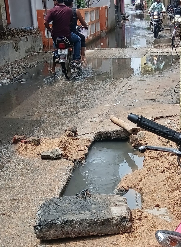 اپنے ہی وارڈ کی بد حالی پر وارڈ پارشد نے کھولا محاذ، سہیوگ پورٹل پر شکایت درج کروائی اپنے ہی وارڈ کی بد حالی پر وارڈ پارشد نے کھولا محاذ، سہیوگ پورٹل پر شکایت درج کروائی