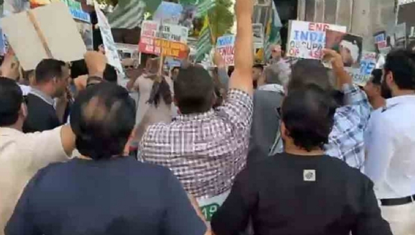 لندن میں بھارتی سفارت خانے کے سامنے مظاہرہ