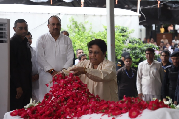 اوما شنکر سنگھ کے انتقال پر مایاوتی کا جذباتی بیان، کہا: وہ مجھے سگی بہن مانتے تھے، کبھی دھوکہ نہیں دیا اوما شنکر سنگھ کے انتقال پر مایاوتی کا جذباتی بیان، کہا: وہ مجھے سگی بہن مانتے تھے، کبھی دھوکہ نہیں دیا