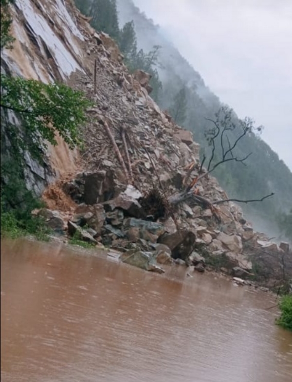 بدری ناتھ شاہراہ پر ضلع چمولی کے تحت ہیلنگ کے قریب قومی شاہراہ ملبہ آنے کے باعث بند ہوگئی ہے۔ بدری ناتھ شاہراہ پر ضلع چمولی کے تحت ہیلنگ کے قریب قومی شاہراہ ملبہ آنے کے باعث بند ہوگئی ہے۔