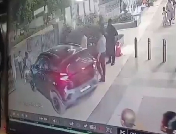 پارکنگ تنازعہ کے بعد میڈیکل طالبہ کو کار سے کچل دیا گیا، دو نوجوان گرفتار پارکنگ تنازعہ کے بعد میڈیکل طالبہ کو کار سے کچل دیا گیا، دو نوجوان گرفتار