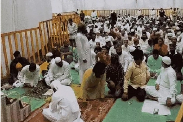 بھوج شالا احاطے کے عقب میں مقررہ مقام پر نماز جمعہ کی ادائیگی کے لیے پہنچے مسلمان۔