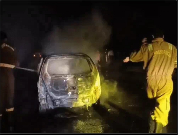 UP-LKO-MEN-DEDBODY-CAR-POLICE-INVESTIGATION
