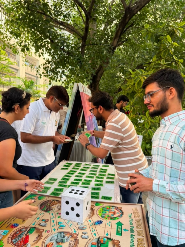 راہ گیری دیوس میں سڑک تحفظ، صفائی اور کچرے کی علیحدگی کا دیا گیا پیغام راہ گیری دیوس میں سڑک تحفظ، صفائی اور کچرے کی علیحدگی کا دیا گیا پیغام