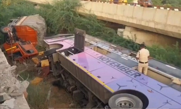 اننت پور میں خطرناک سڑک حادثہ، بس اور لاری پل سے نیچے گرنے پر20 مسافر شدید زخمی اننت پور میں خطرناک سڑک حادثہ، بس اور لاری پل سے نیچے گرنے پر20 مسافر شدید زخمی