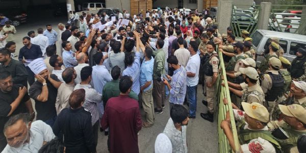 ڈیلی ویجرز فورم کا سری نگر میں احتجاج، ریگولرائزیشن کا مطالبہ