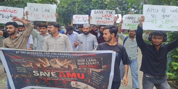 اے ایم یو ہارس رائیڈنگ کلب کی زمین کے معاملے پر طلبہ کا احتجاج، سینٹینری گیٹ پر روکے گئے