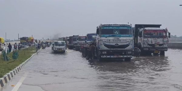 قومی شاہراہ 80 کے بعد مونگیر ۔ مرزا چوکی گرین فیلڈ فور لین بھی ڈوبا، پٹنہ سے سڑک رابطہ ٹوٹنے کا خطرہ