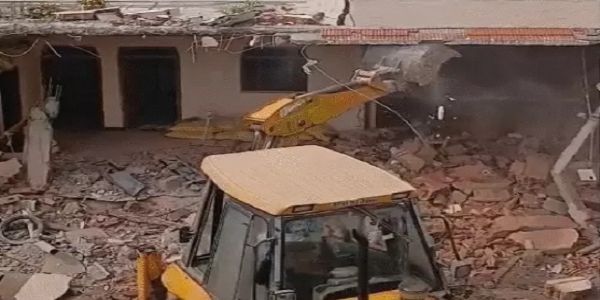 ساگر شراب سانحہ کے تین ملزمان کے پانچ مکانات پر بلڈوزر چلا