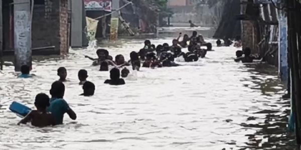 شہری علاقوں میں داخل ہوا سیلاب کا پانی، چھتوں پر رہنے پر مجبور ہوئے لوگ