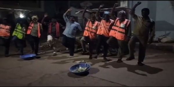 وقارآباد میونسپل ملازمین کا بقایا تنخواہوں کے لیے ایک ٹانگ پر کھڑے ہوکر احتجاج