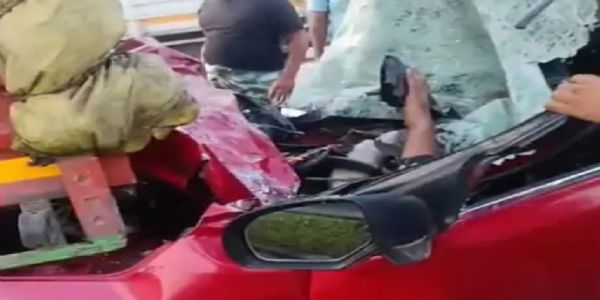 ٹرک میں پیچھے سے گھسی تیز رفتار کار ، دو کی موت، دو کی حالت نازک