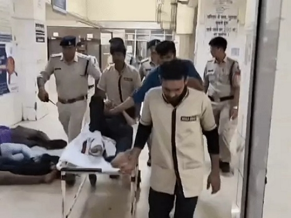 ملزم کو علاج کے لیے اسپتال پہنچایا گیا۔ ملزم کو علاج کے لیے اسپتال پہنچایا گیا۔
