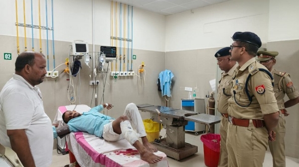 سپرنٹنڈنٹ آف پولیس زخمی مجرم کو دیکھنے پہنچے سپرنٹنڈنٹ آف پولیس زخمی مجرم کو دیکھنے پہنچے