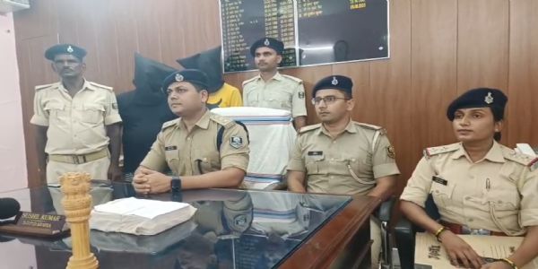 اسمیک اور نقد رقم کے ساتھ دو اسمگلر گرفتار