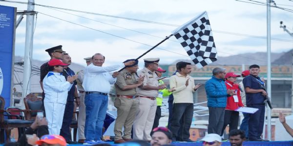 لداخ کے لیفٹیننٹ گورنرنے 13ویں لداخ میراتھن کو ہری جھنڈی دکھا کر روانہ کیا