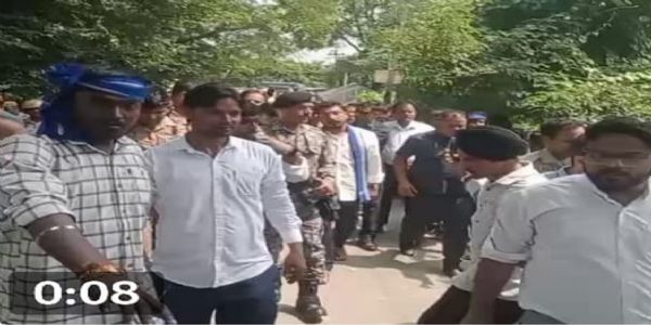 بارابنکی میں رکن پارلیمنٹ چندرشیکھر آزاد کو روکا گیا، حامیوں نے ٹول بیریئر توڑ دیا
