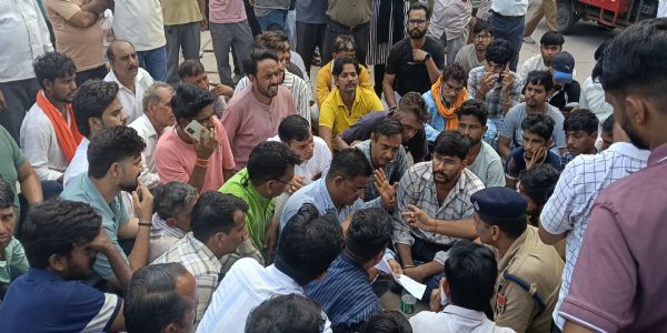 سڑک حادثہ میں تین دوستوں کی موت کے بعد اہل خانہ کا ہنگامہ ، اسپتال میں دیادھرنا،تین تھانوں کے سی اوپولیس فورس کے ساتھ موقع پر