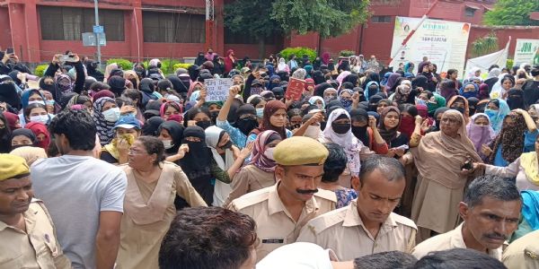 عبداللہ ہال میں طالبات کا احتجاج، پروکٹریل ٹیم پر دھکا مکّی کے الزامات، امتحانات بھی ملتوی