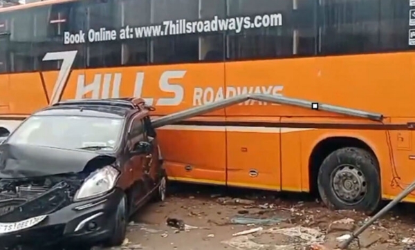 ٹراویلس بس کی تباہ کن ٹکر، ایک شخص ہلاک، 50 سے زائد زخمی ٹراویلس بس کی تباہ کن ٹکر، ایک شخص ہلاک، 50 سے زائد زخمی
