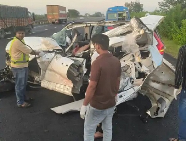 سڑک کنارے کھڑے ٹرک سے ٹکرانے کے بعد کار کی تصویر