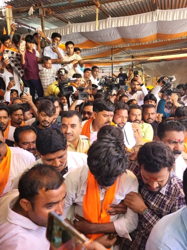 Manoj Jarange Leaves For Mumbai Protest Manoj Jarange Leaves For Mumbai Protest