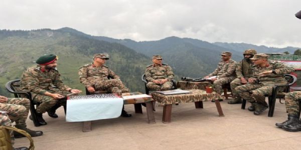 لیفٹیننٹ جنرل پی کے مشرا نے پونچھ کے کے مختلف علاقوں کا دورہ کیا