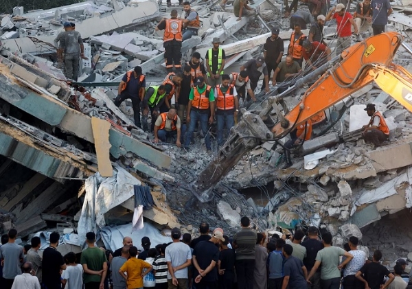 غزہ: اسرائیلی حملوں سے متاثرہ 6 منزلہ عمارت گر گئی، 5 بچوں سمیت 11 افراد جاں بحق