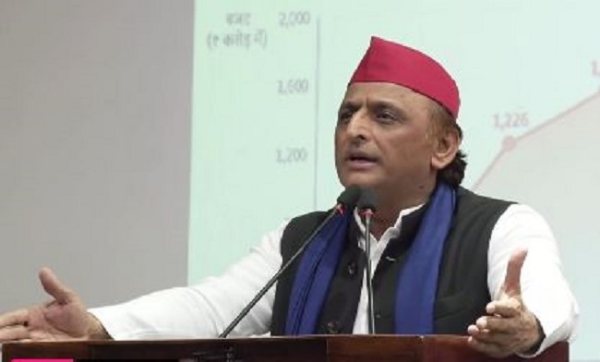 ایس پی صدر اکھلیش یادو صحافیوں سے بات چیت کرتے ہوئے۔ ایس پی صدر اکھلیش یادو صحافیوں سے بات چیت کرتے ہوئے۔