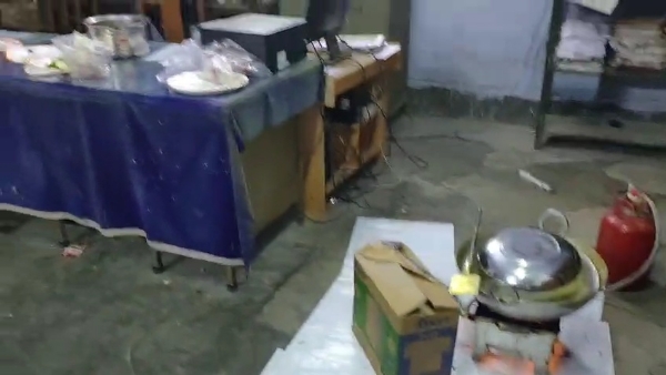 مغربی بنگال میں سرکاری دفتر میں رات میں پکنک کا اہتمام ، ویڈیو وائرل مغربی بنگال میں سرکاری دفتر میں رات میں پکنک کا اہتمام ، ویڈیو وائرل