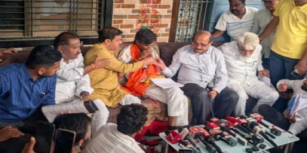 مراٹھا ریزرویشن : منوج جرانگے نے ختم کی بھوک ہڑتال، حکومت کو 3 ماہ کی مہلت