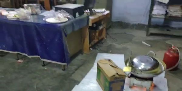 مغربی بنگال میں سرکاری دفتر میں رات میں پکنک کا اہتمام ، ویڈیو وائرل