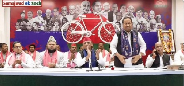 سابق وزیر رام آسرے کشواہا کو ایس پی میں شامل کراتے ہوئے ایس پی صدر اور دیگر قائدین۔ سابق وزیر رام آسرے کشواہا کو ایس پی میں شامل کراتے ہوئے ایس پی صدر اور دیگر قائدین۔
