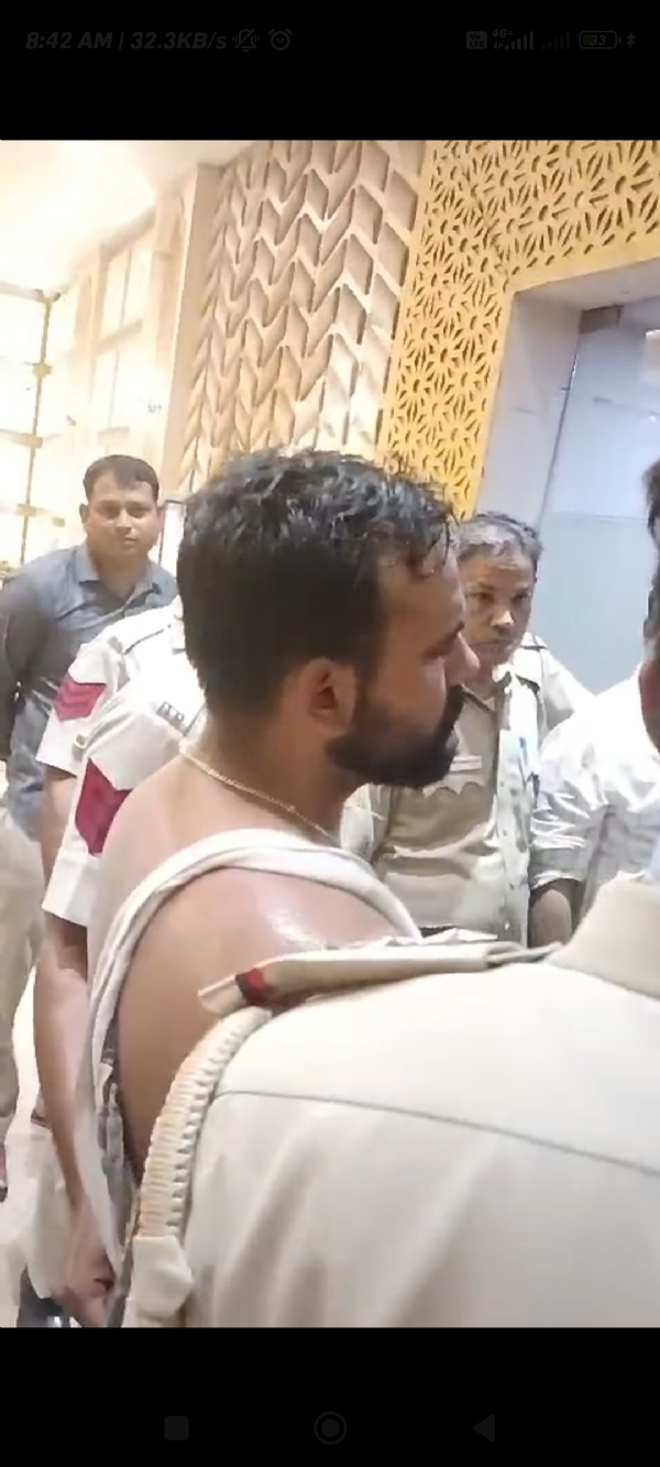 اے بی وی پی کارکن کے گھر این ایس یو آئی کارکنوں کے حملے کا الزام، ایک شخص حراست میں اے بی وی پی کارکن کے گھر این ایس یو آئی کارکنوں کے حملے کا الزام، ایک شخص حراست میں