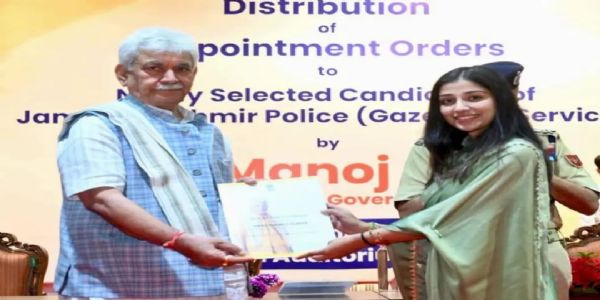 تقرری کا خط محض ایک دستاویز نہیں، بلکہ جموں و کشمیر کی خدمت کا بلاوا ہے لیفٹیننٹ گورنر سنہا کا نو منتخب پولیس افسران سے خطاب