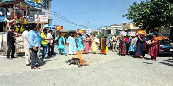 چوتھی برسی پر کانگریسی کارکنوں نے انکیتا کو خراج عقیدت پیش کیا، حکومت کا پتلا نذرِ آتش