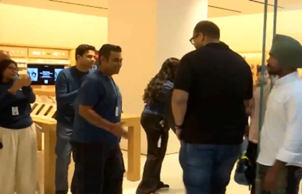 Apple-stores-open-doors-across-India-line-iPhone-1 Apple-stores-open-doors-across-India-line-iPhone-1