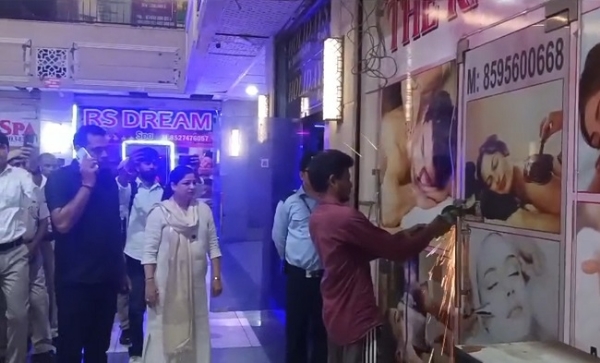 گروگرام کے سفائر مال 90 میں چھاپے ماری کے دوران ایک اسپا سینٹر کا تالا کٹواتی ہوئیں ہریانہ خواتین کمیشن کی چیئر پرسن اوشا پریہ درشی۔ گروگرام کے سفائر مال 90 میں چھاپے ماری کے دوران ایک اسپا سینٹر کا تالا کٹواتی ہوئیں ہریانہ خواتین کمیشن کی چیئر پرسن اوشا پریہ درشی۔